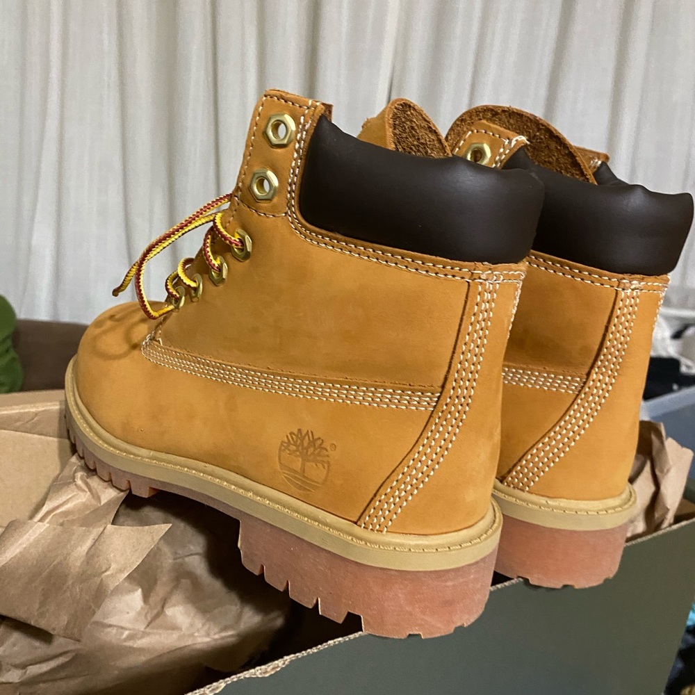 Timberlands kids size 4, women’s size 51/2-6